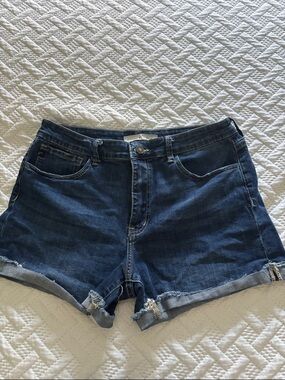 KanCan Dark Wash Rolled-Hem Denim Shorts Stretch Sz 11